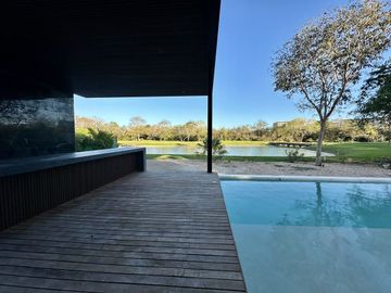 Venta de espectacular casa con vista a campo y lago, Yucatán Country Club