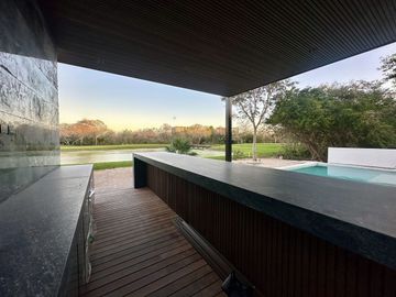 Venta de espectacular casa con vista a campo y lago, Yucatán Country Club