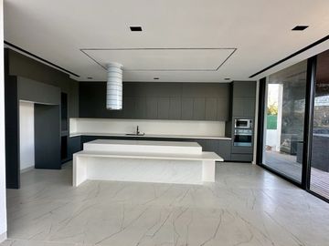 Venta de espectacular casa con vista a campo y lago, Yucatán Country Club