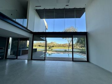 Venta de espectacular casa con vista a campo y lago, Yucatán Country Club