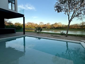 Venta de espectacular casa con vista a campo y lago, Yucatán Country Club