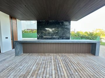 Venta de espectacular casa con vista a campo y lago, Yucatán Country Club