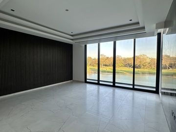 Venta de espectacular casa con vista a campo y lago, Yucatán Country Club