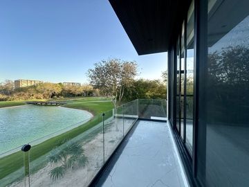 Venta de espectacular casa con vista a campo y lago, Yucatán Country Club