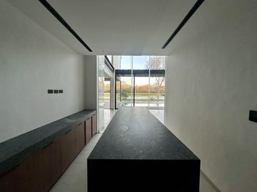 Venta de espectacular casa con vista a campo y lago, Yucatán Country Club