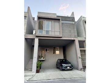 Casa en Venta Cumbres Elite Premier García equipada