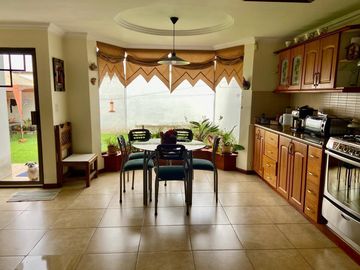 HERMOSA CASA EN VENTA, SECTOR EL CONSTITUCIONAL