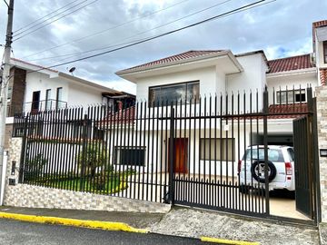 HERMOSA CASA EN VENTA, SECTOR EL CONSTITUCIONAL