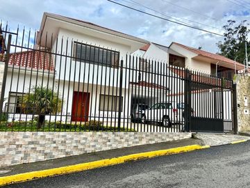 HERMOSA CASA EN VENTA, SECTOR EL CONSTITUCIONAL