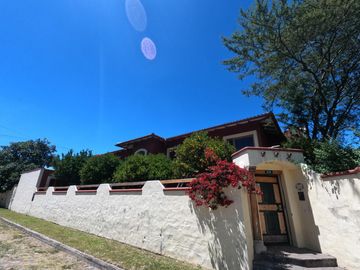 Venta Espectacular Casa de 4 dormitorios en La Viña. Tumbaco