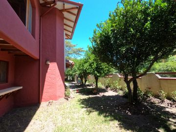 Venta Espectacular Casa de 4 dormitorios en La Viña. Tumbaco