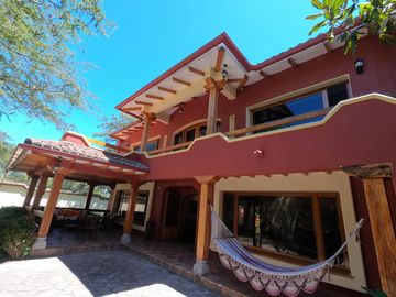 Venta Espectacular Casa de 4 dormitorios en La Viña. Tumbaco