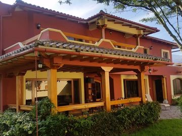 Venta Espectacular Casa de 4 dormitorios en La Viña. Tumbaco
