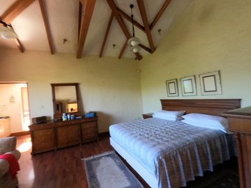 Venta Espectacular Casa de 4 dormitorios en La Viña. Tumbaco