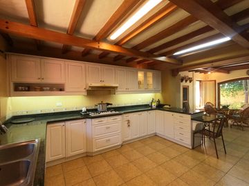 Venta Espectacular Casa de 4 dormitorios en La Viña. Tumbaco
