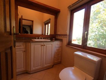 Venta Espectacular Casa de 4 dormitorios en La Viña. Tumbaco