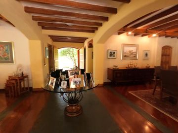 Venta Espectacular Casa de 4 dormitorios en La Viña. Tumbaco