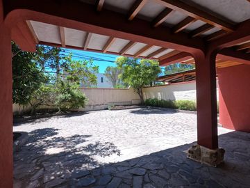 Venta Espectacular Casa de 4 dormitorios en La Viña. Tumbaco