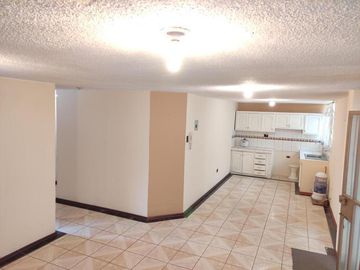 Casa Rentera de Oportunidad, 5 departamentos y 2 locales comerciales, El Ejido, Quito