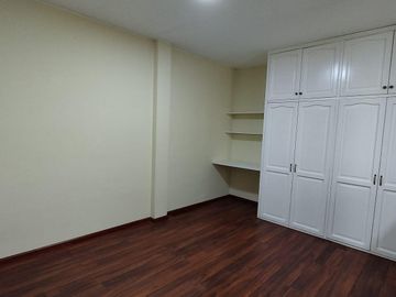 Casa Rentera de Oportunidad, 5 departamentos y 2 locales comerciales, El Ejido, Quito