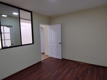 Casa Rentera de Oportunidad, 5 departamentos y 2 locales comerciales, El Ejido, Quito