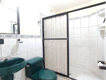 Casa Rentera de Oportunidad, 5 departamentos y 2 locales comerciales, El Ejido, Quito