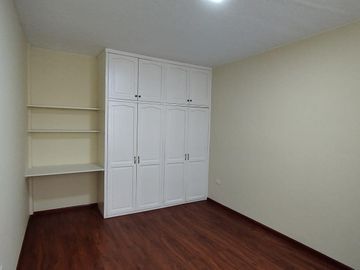 Casa Rentera de Oportunidad, 5 departamentos y 2 locales comerciales, El Ejido, Quito