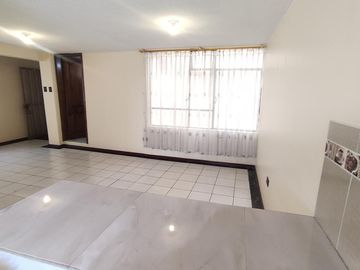 Casa Rentera de Oportunidad, 5 departamentos y 2 locales comerciales, El Ejido, Quito