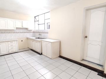 Casa Rentera de Oportunidad, 5 departamentos y 2 locales comerciales, El Ejido, Quito