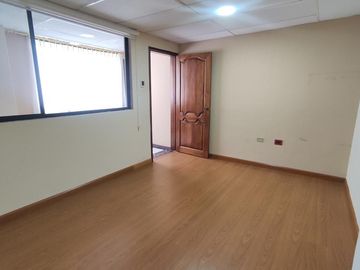 Casa Rentera de Oportunidad, 5 departamentos y 2 locales comerciales, El Ejido, Quito