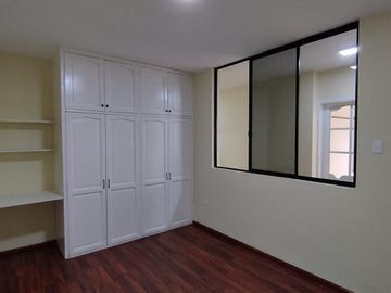 Casa Rentera de Oportunidad, 5 departamentos y 2 locales comerciales, El Ejido, Quito