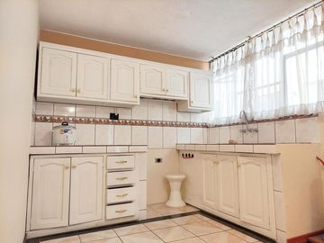 Casa Rentera de Oportunidad, 5 departamentos y 2 locales comerciales, El Ejido, Quito