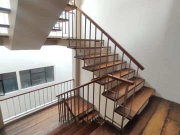Casa Rentera de Oportunidad, 5 departamentos y 2 locales comerciales, El Ejido, Quito