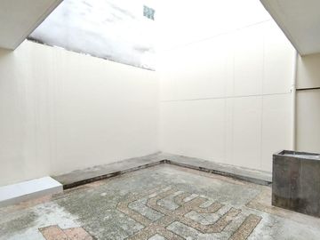 Casa Rentera de Oportunidad, 5 departamentos y 2 locales comerciales, El Ejido, Quito