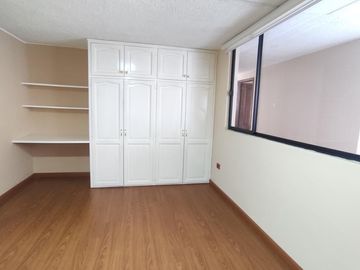 Casa Rentera de Oportunidad, 5 departamentos y 2 locales comerciales, El Ejido, Quito