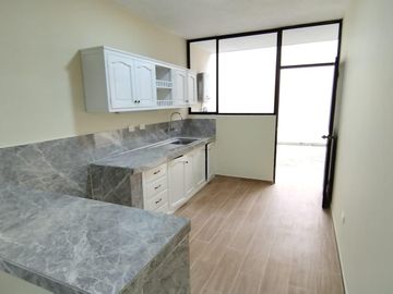 Casa Rentera de Oportunidad, 5 departamentos y 2 locales comerciales, El Ejido, Quito