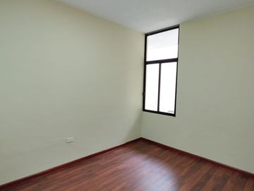 Casa Rentera de Oportunidad, 5 departamentos y 2 locales comerciales, El Ejido, Quito