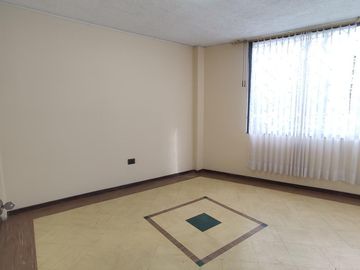 Casa Rentera de Oportunidad, 5 departamentos y 2 locales comerciales, El Ejido, Quito