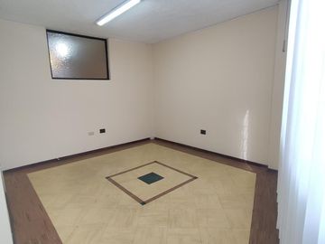 Casa Rentera de Oportunidad, 5 departamentos y 2 locales comerciales, El Ejido, Quito