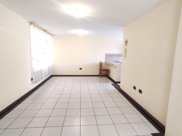Casa Rentera de Oportunidad, 5 departamentos y 2 locales comerciales, El Ejido, Quito