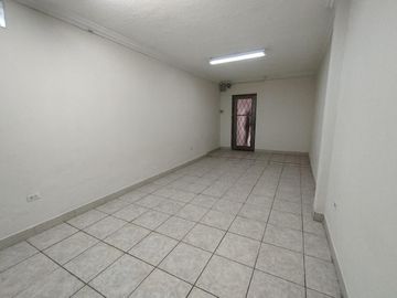 Casa Rentera de Oportunidad, 5 departamentos y 2 locales comerciales, El Ejido, Quito