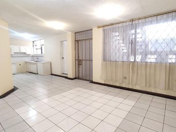 Casa Rentera de Oportunidad, 5 departamentos y 2 locales comerciales, El Ejido, Quito