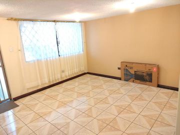Casa Rentera de Oportunidad, 5 departamentos y 2 locales comerciales, El Ejido, Quito