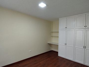 Casa Rentera de Oportunidad, 5 departamentos y 2 locales comerciales, El Ejido, Quito