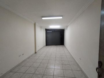 Casa Rentera de Oportunidad, 5 departamentos y 2 locales comerciales, El Ejido, Quito
