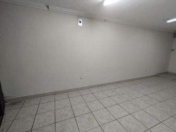 Casa Rentera de Oportunidad, 5 departamentos y 2 locales comerciales, El Ejido, Quito