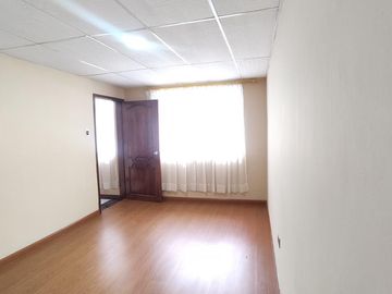 Casa Rentera de Oportunidad, 5 departamentos y 2 locales comerciales, El Ejido, Quito