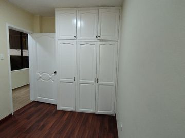 Casa Rentera de Oportunidad, 5 departamentos y 2 locales comerciales, El Ejido, Quito