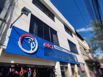 Casa Rentera de Oportunidad, 5 departamentos y 2 locales comerciales, El Ejido, Quito