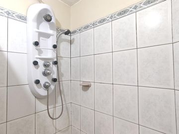Casa Rentera de Oportunidad, 5 departamentos y 2 locales comerciales, El Ejido, Quito